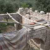 Da qui si ha una completa visione dall�alto del cortile sottostante. Bartolomeo ha creato uno spazio scoperto e recintato sul modello di antiche costruzioni rurali che offrivano alle greggi un riparo dai lupi